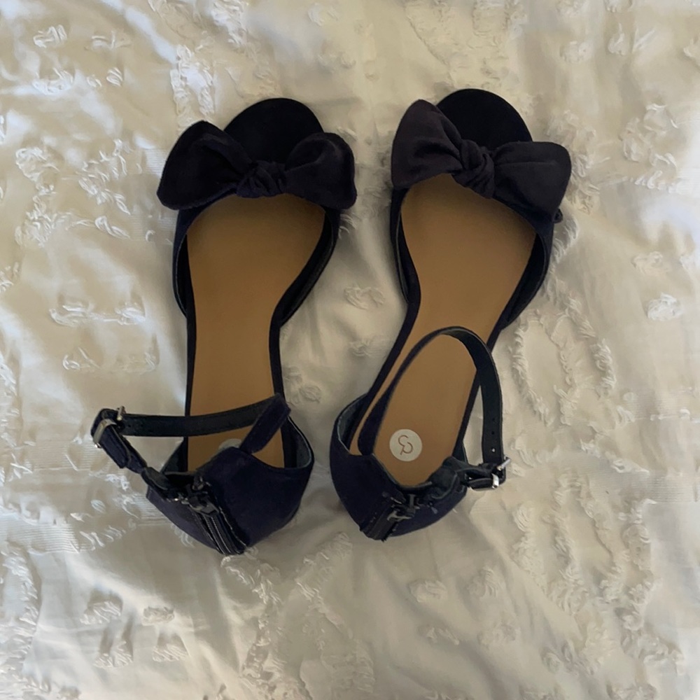 Blue bow high heeled shoe